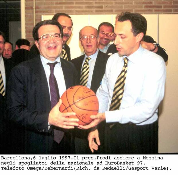 Eurobasket Barcellona 6 luglio 1997. Ettore Messina con Romano Prodi negli spogliatoi (Omega)